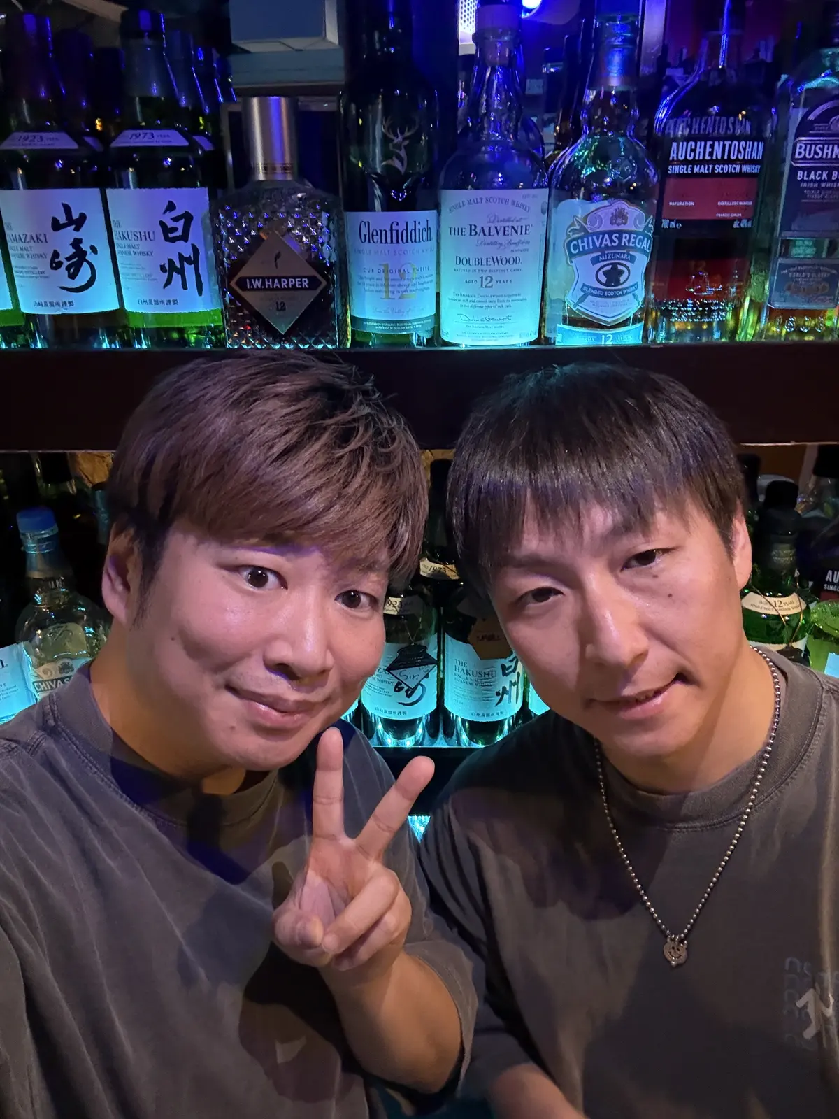 カウンターに立つNOMENOMEのふたり